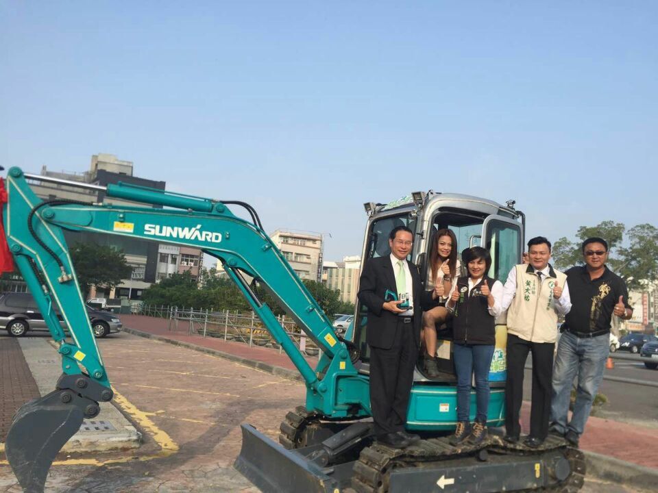 嘉義市长大赞3044am永利集团智能挖掘机环台义举