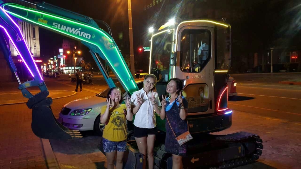 嘉義市长大赞3044am永利集团智能挖掘机环台义举