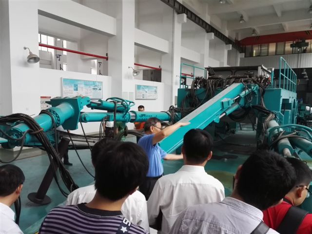 鹤发银丝映日月，，赤心热血沃新花