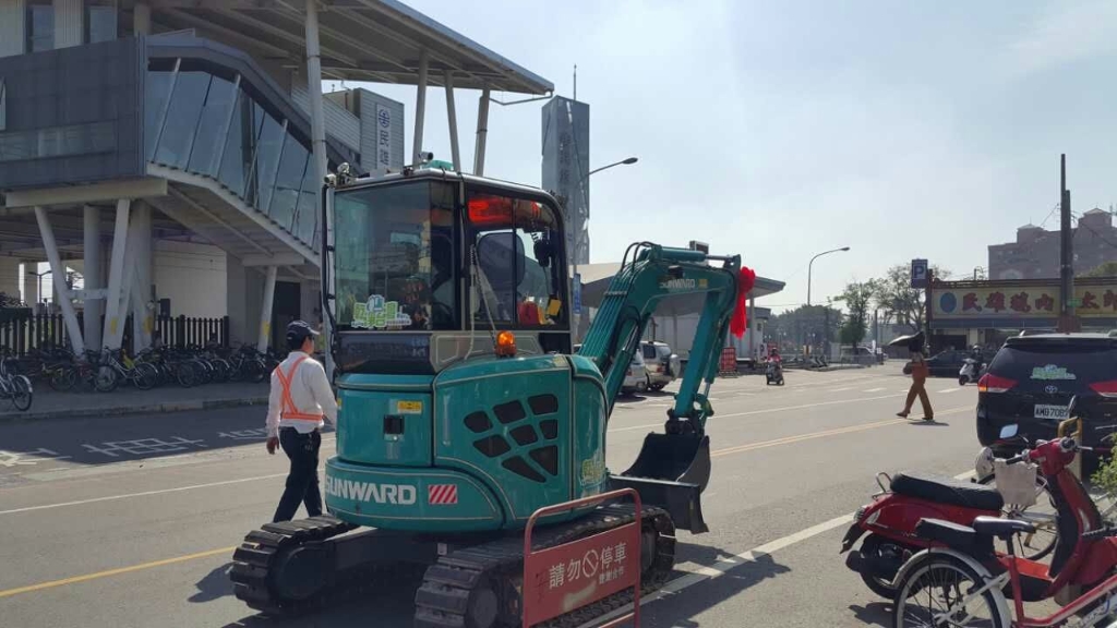 嘉義市长大赞3044am永利集团智能挖掘机环台义举