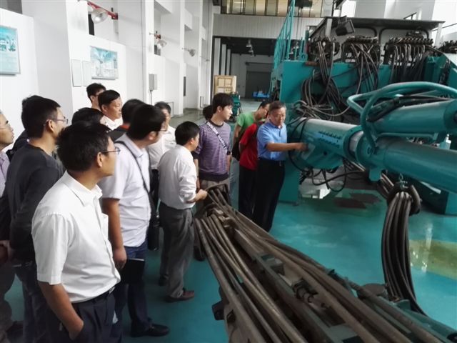 鹤发银丝映日月，，赤心热血沃新花