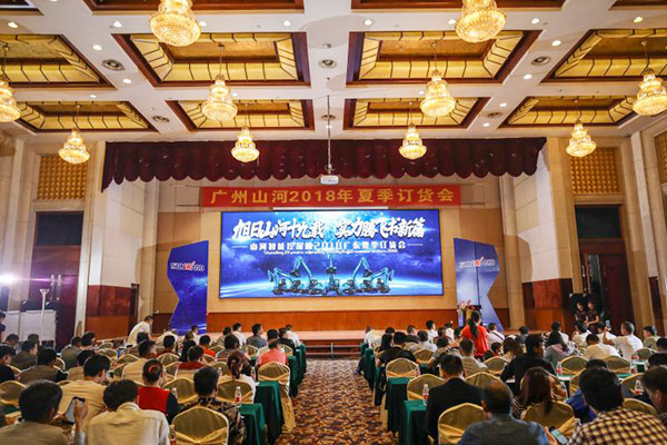 红四月，，3044am永利集团智能挖掘机促销会节节攀升