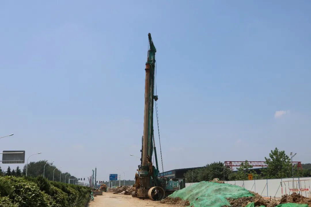 “误入”桩基 百折不回！他以8台旋挖搏未来