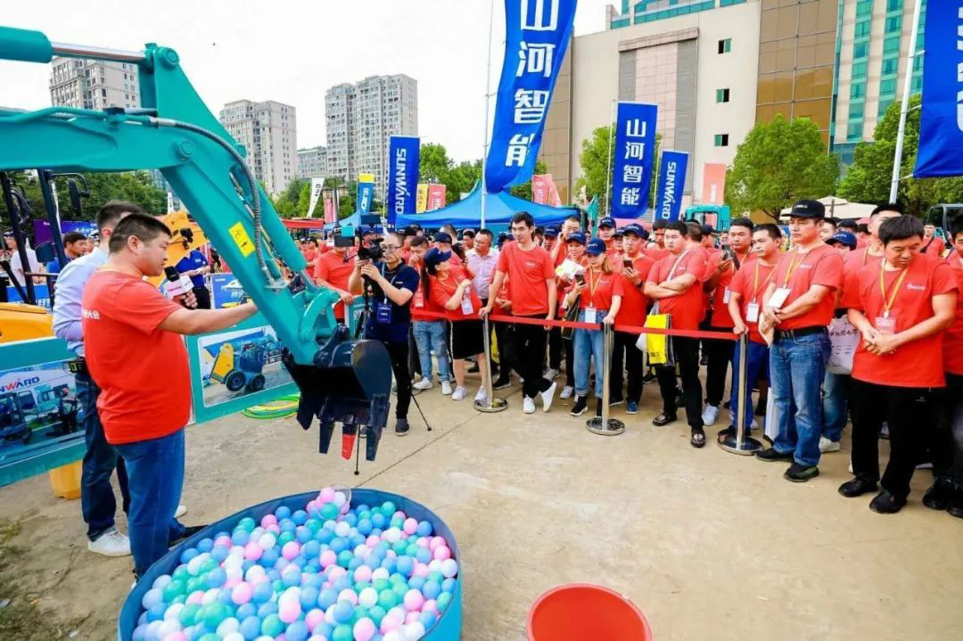 2020全球微挖大会 3044am永利集团智能精品微挖赢得满堂彩