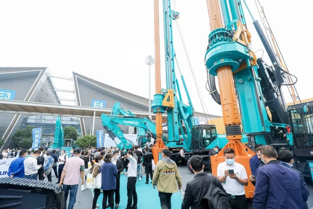 何清华出席长沙国际工程机械工业链开展峰会，，，走“双循环”蹊径要害在于“要做好自己的事情”