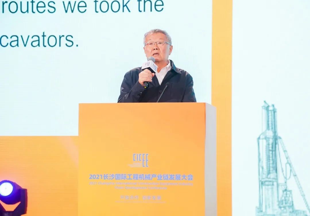 何清华出席长沙国际工程机械工业链开展峰会，，，走“双循环”蹊径要害在于“要做好自己的事情”