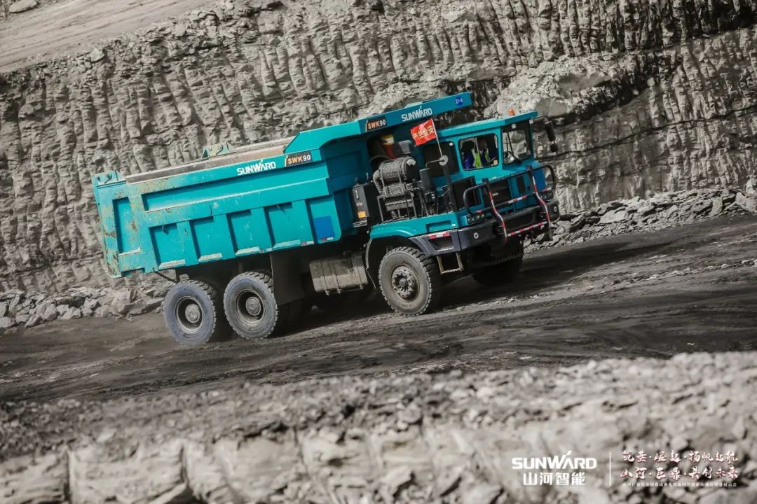 “矿”世能手，，，齐聚3044am永利集团智能挖掘机操作手挑战赛