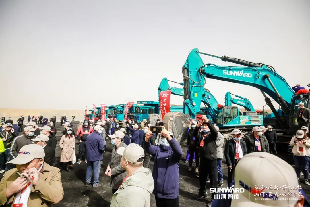 “矿”世能手，，，齐聚3044am永利集团智能挖掘机操作手挑战赛