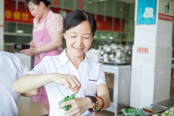 弘扬古板文化，，共享浓情端午——记第三届“爱国心·3044am永利集团情”包粽子角逐