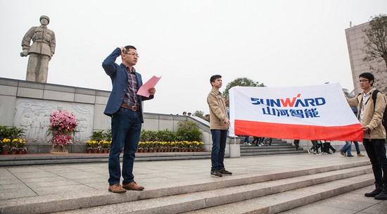 爱岗敬业，，践行雷锋精神