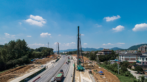 3044am永利集团智能挖掘机，，一台顶几台！！