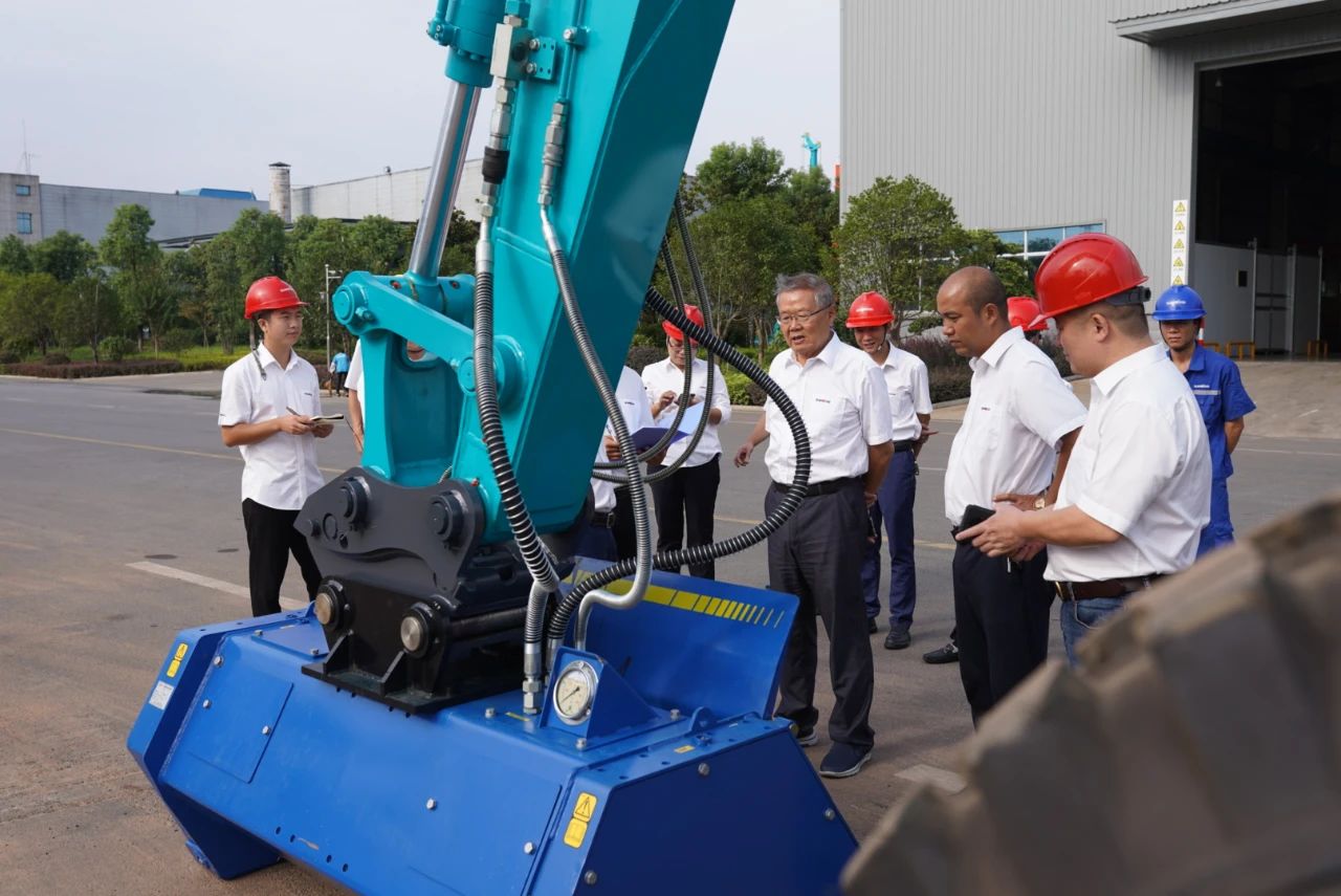 海内首台！3044am永利集团智能15吨级轮履两用开带机乐成下线