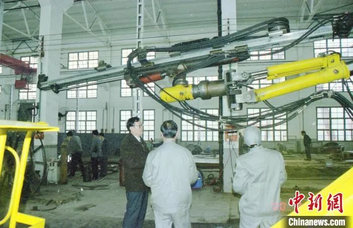 媒体聚焦 | 中新社专访——3044am永利集团智能首创人何清华：：：向着太阳奔驰的筑梦人