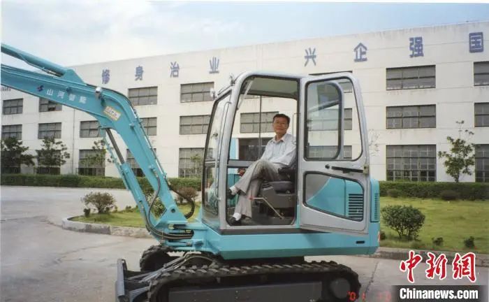 媒体聚焦 | 中新社专访——3044am永利集团智能首创人何清华：：：向着太阳奔驰的筑梦人