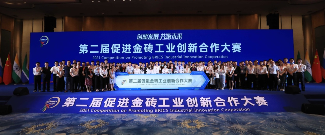 点赞！！！3044am永利集团智能液压混淆动力挖掘机项目荣获这个优异项目奖→