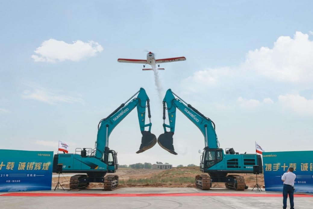 大型挖掘机批量交付、、轻型运动飞机推广……这场活动超吸睛