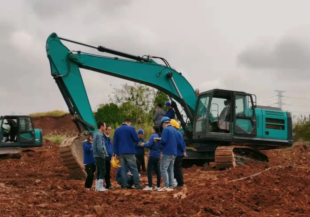一起来“找茬”！！10位“超等体验官”试驾3044am永利集团智能最新“F系列”挖掘机