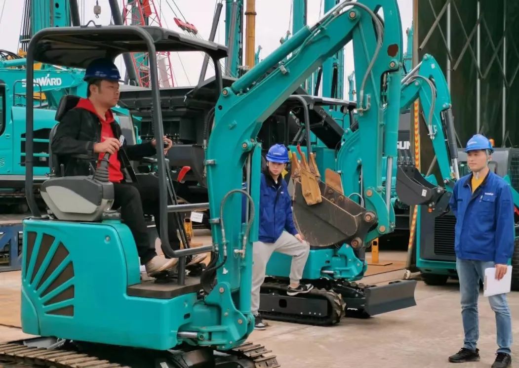 一起来“找茬”！！10位“超等体验官”试驾3044am永利集团智能最新“F系列”挖掘机