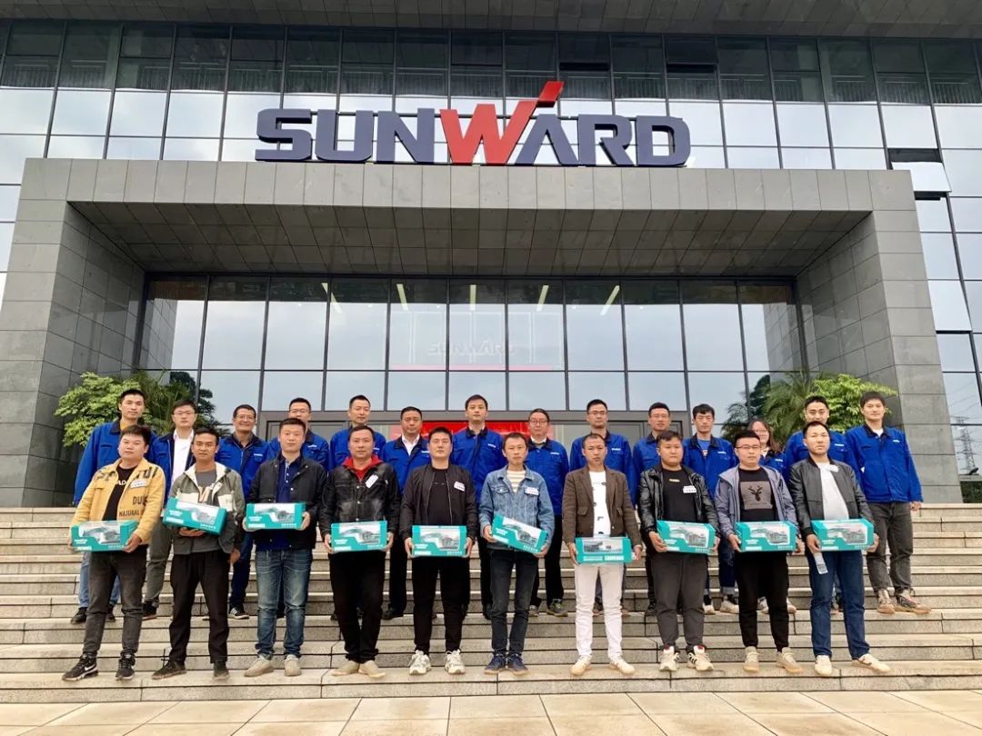 一起来“找茬”！！10位“超等体验官”试驾3044am永利集团智能最新“F系列”挖掘机