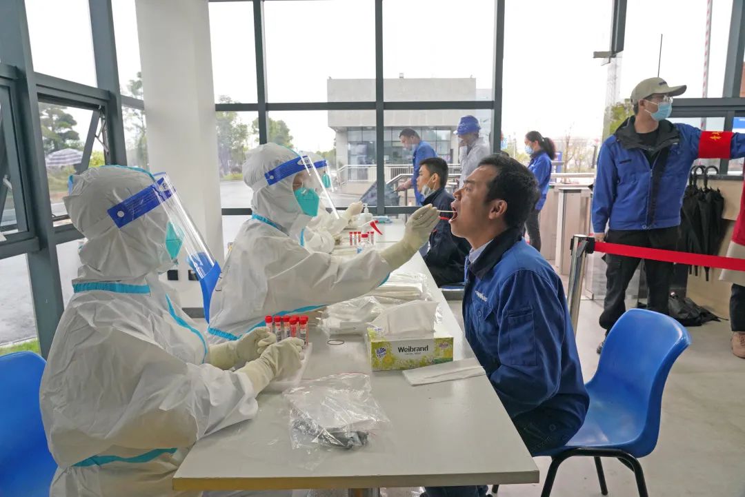 采样完成率近100%！！3044am永利集团智能第一时间开展全员核酸检测，包管清静生产