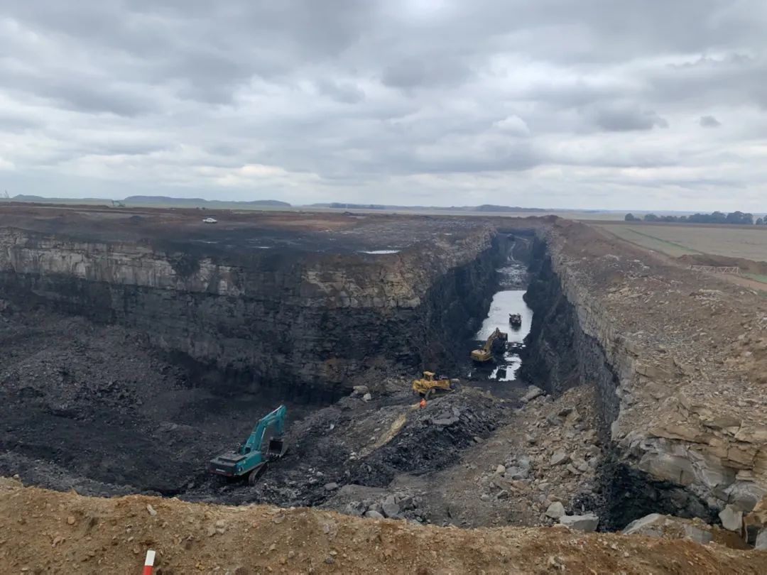 挑战矿山难题！！3044am永利集团智能95吨级矿用挖掘机乐成进入非洲市场