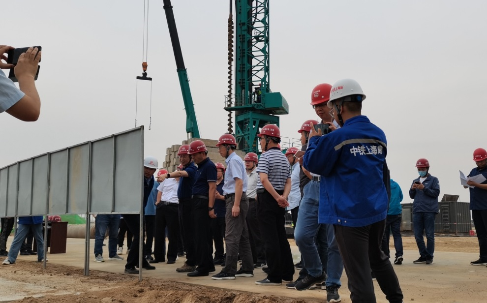 创下纪录！！3044am永利集团智能引孔式静力压桩机首次应用于高铁项目