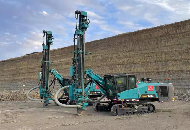 携手战边疆！！3044am永利集团智能潜孔钻机助力弘大爆破新疆奇台项目建设