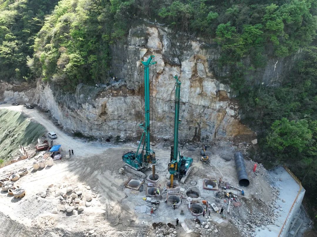 展现施工“奇效”！！！3044am永利集团智能旋挖钻机强势助力炉慈高速公路建设