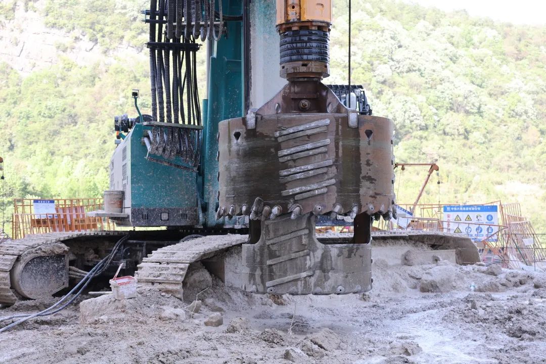 展现施工“奇效”！！！3044am永利集团智能旋挖钻机强势助力炉慈高速公路建设