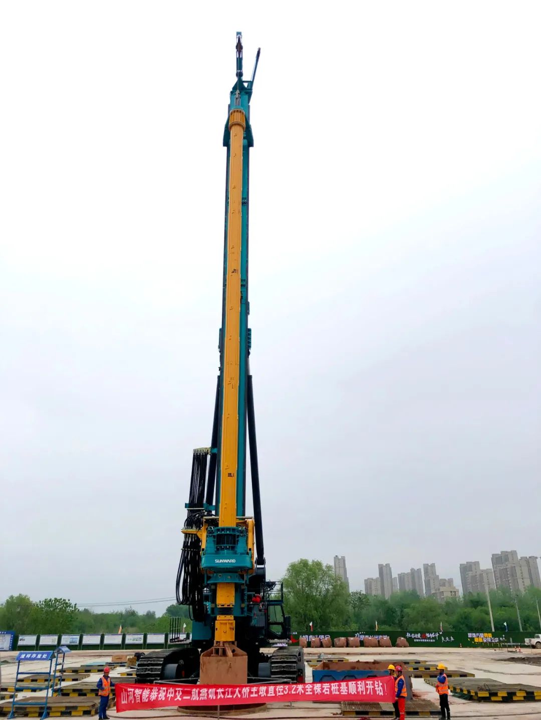 再啃“硬骨头”！！！3044am永利集团智能“超等桩备”助建燕矶长江大桥