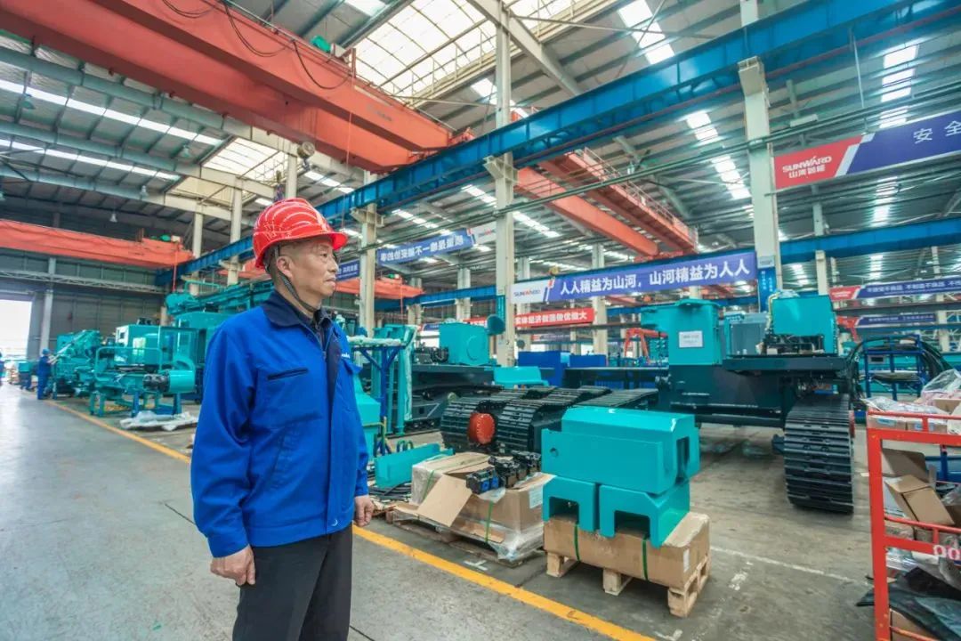 长沙经开区劳模林宏武：：：扎根工程机械40载 永葆实干立异小儿心