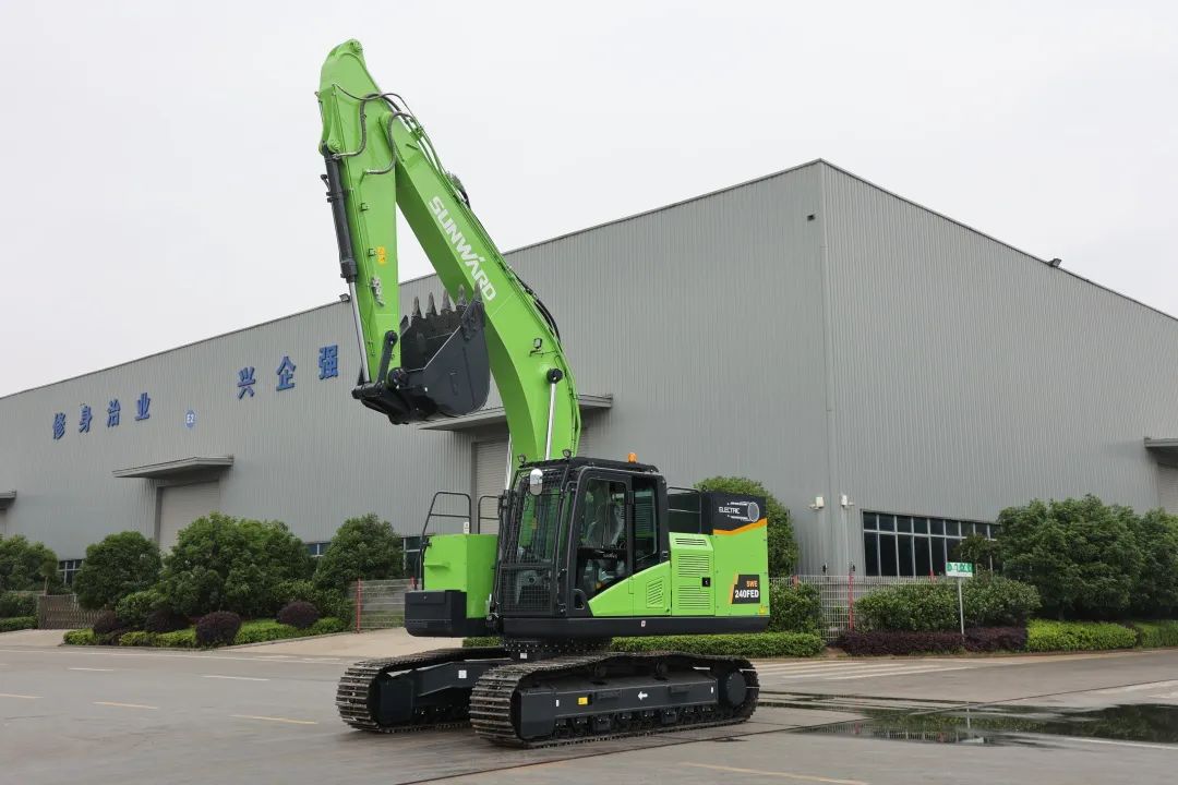 征战川藏铁路！3044am永利集团智能新一代电动挖掘机乐成交付