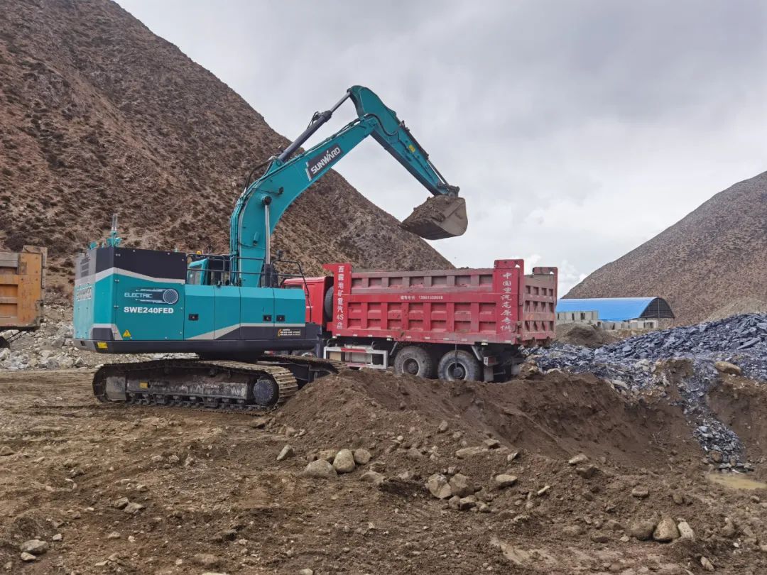 征战川藏铁路！3044am永利集团智能新一代电动挖掘机乐成交付