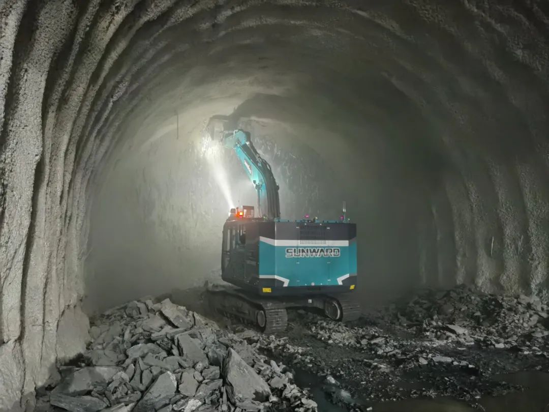 征战川藏铁路！3044am永利集团智能新一代电动挖掘机乐成交付