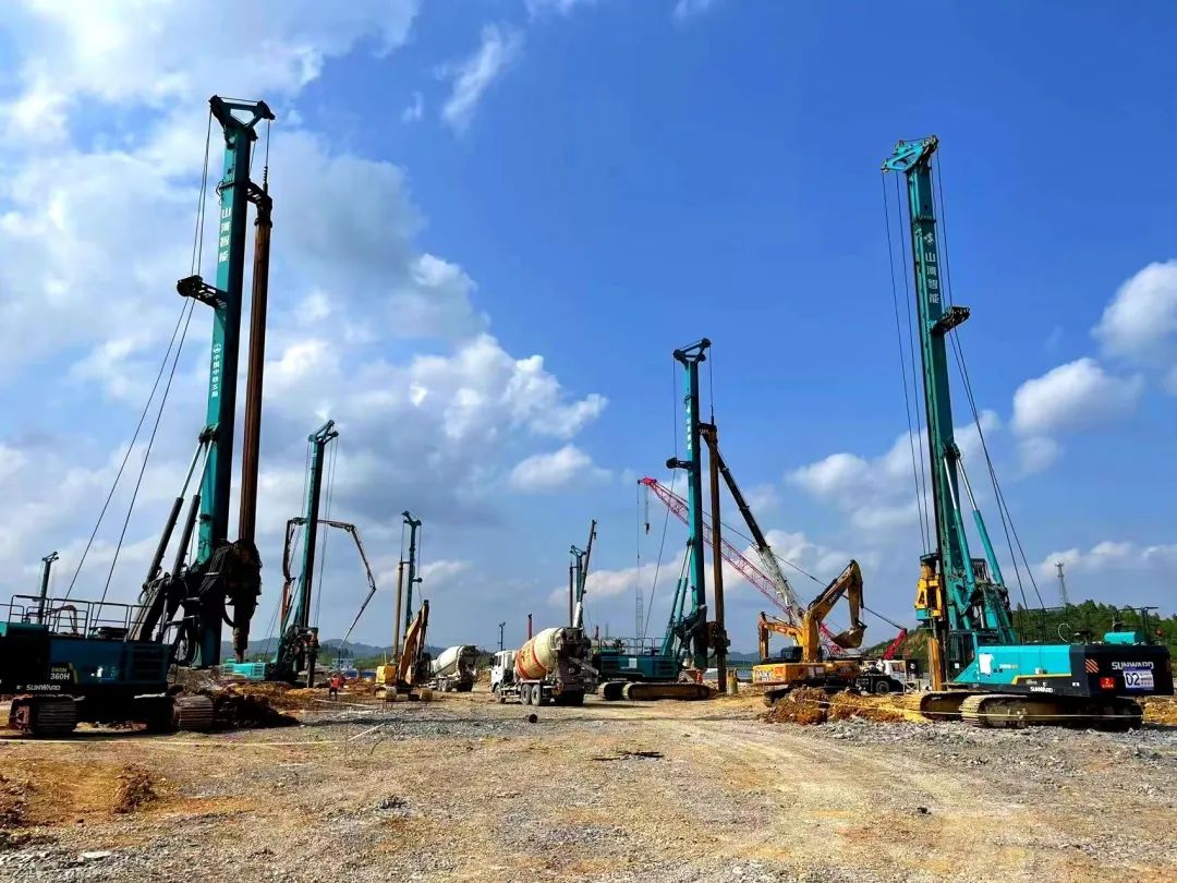 打桩“神器”再露锋芒！！3044am永利集团智能旋挖钻机助力贵阳贵安新区负极质料项目加速建设