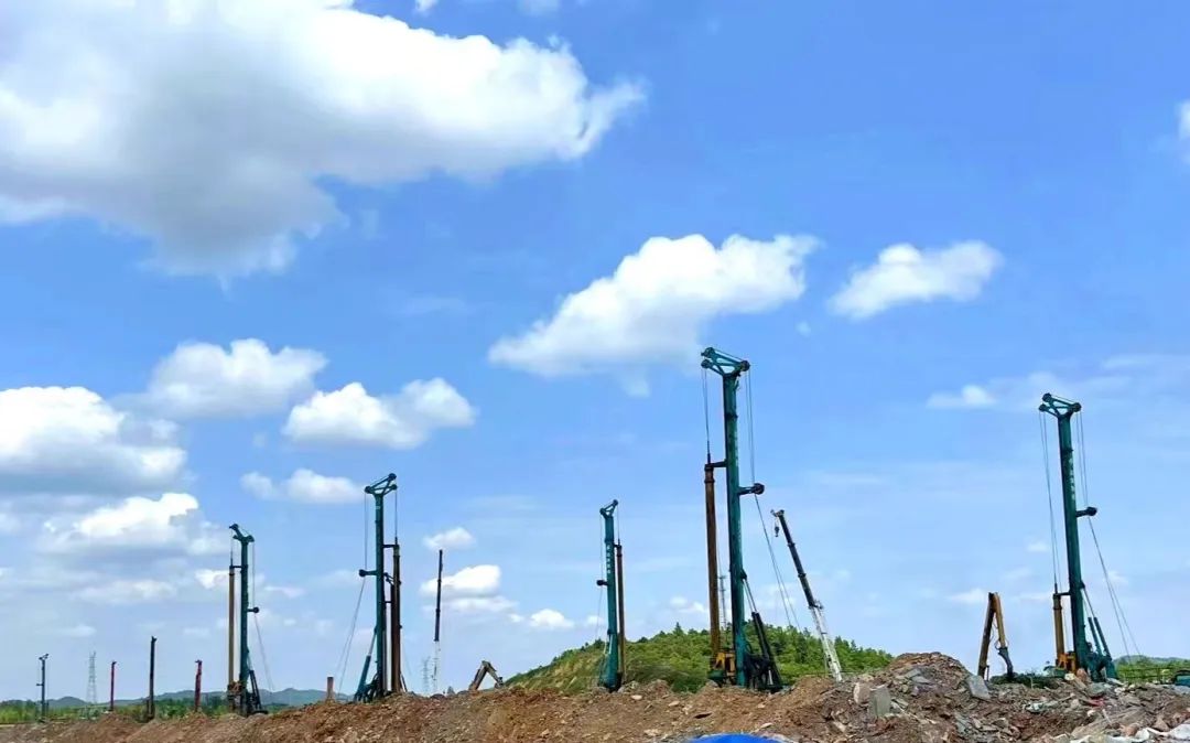 打桩“神器”再露锋芒！！3044am永利集团智能旋挖钻机助力贵阳贵安新区负极质料项目加速建设