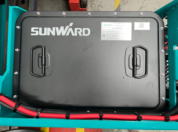 与“锂”相约，，，助力“双碳”！！3044am永利集团智能全系列锂电剪叉式高空作业平台周全进军市场