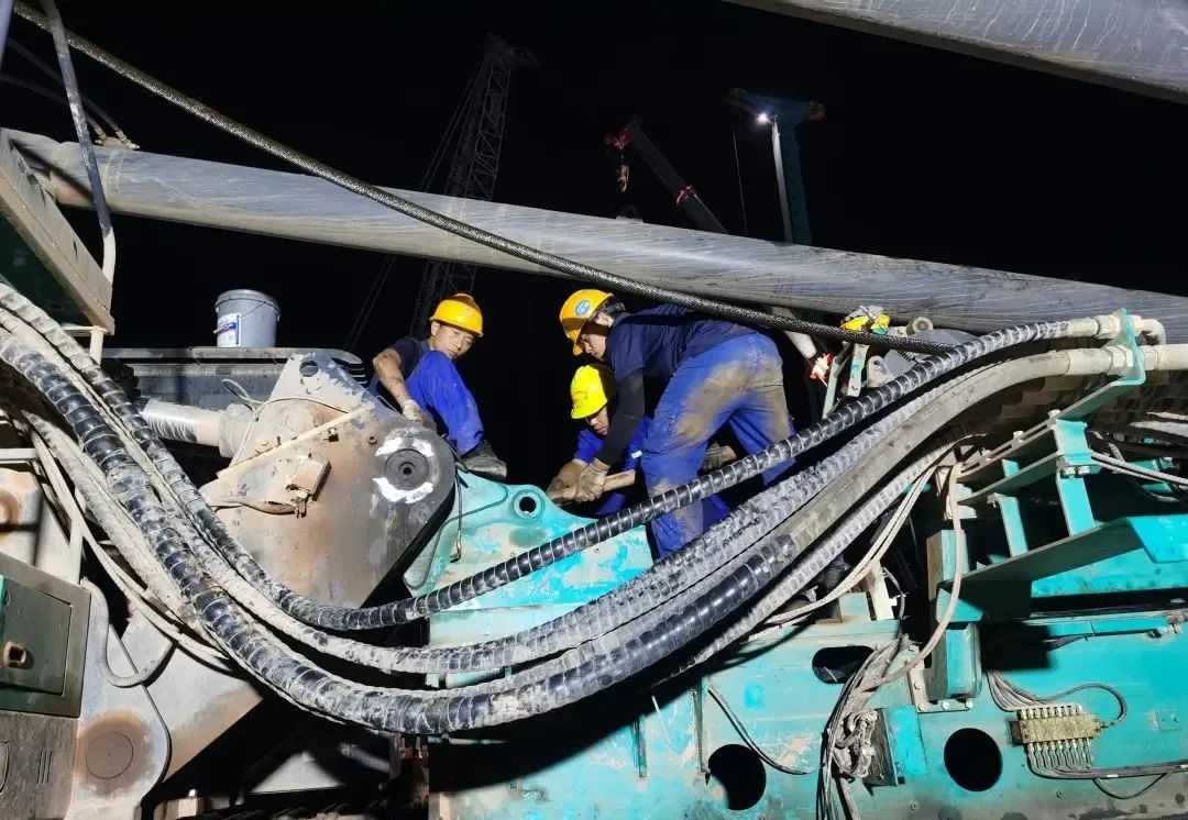 “创立施工事业！！！”他们和3044am永利集团智能“超等桩备”一起助建燕矶长江大桥