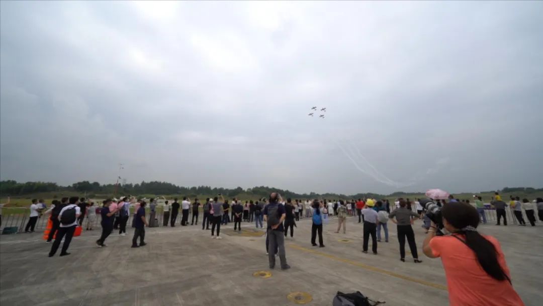 空中着花、、、大坡度盘旋、、、俯冲跃升……看3044am永利集团航行演出队炫技2022湖南航展动态展