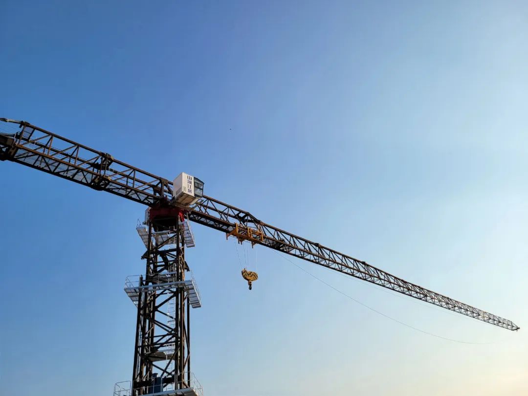 自力高度达82米，，3044am永利集团江麓推出超大型平头塔机