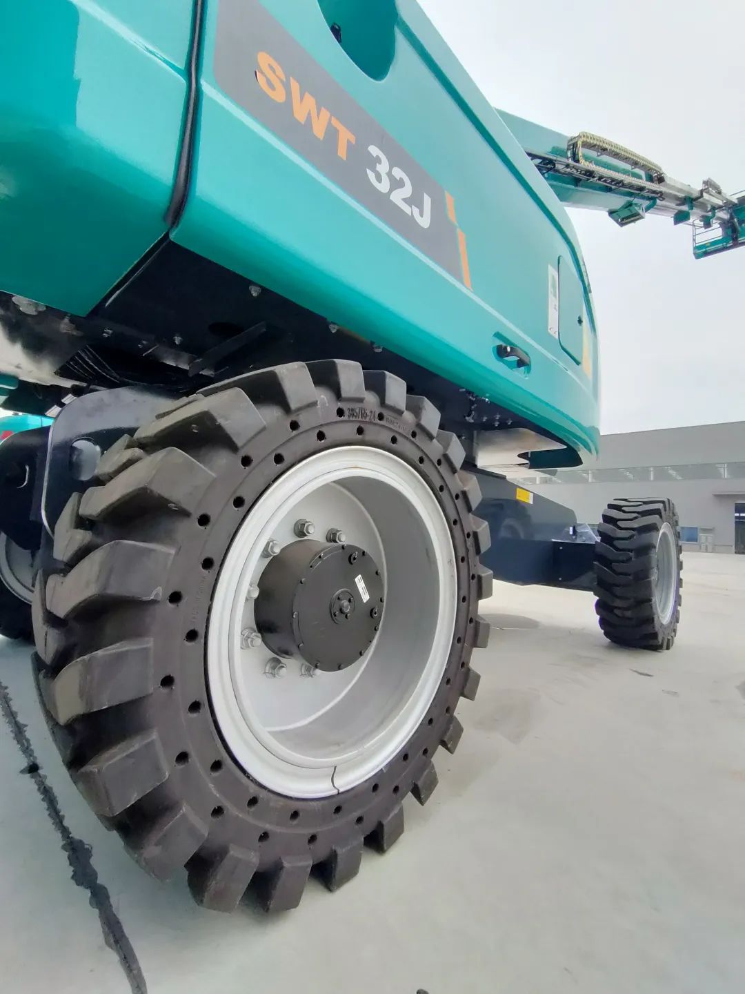 无需扩桥！！！3044am永利集团智能国四款32米直臂式高空作业平台乐成下线