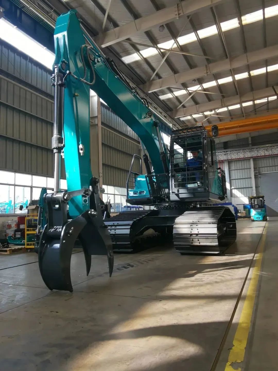 翻山越岭，称霸“武林”！！3044am永利集团智能首款中型林业挖掘机乐成下线