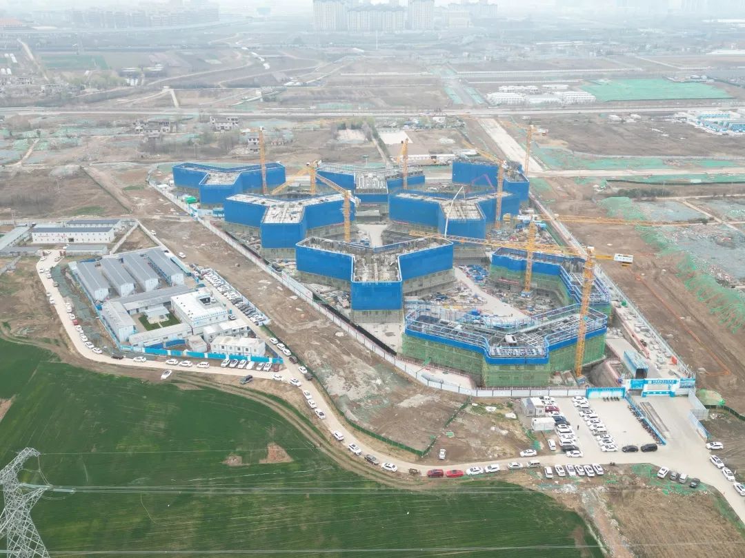 郁勃西北！！！3044am永利集团江麓修建起重机械助建西安都会经济圈