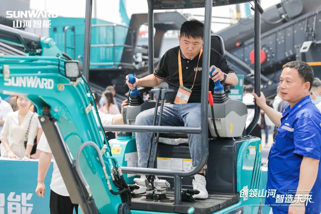 精品出击、、、互动一直！！！3044am永利集团智能F系列挖掘机闪灼长沙展