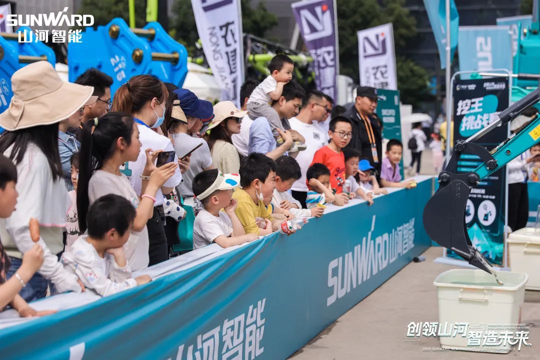 精品出击、、、互动一直！！！3044am永利集团智能F系列挖掘机闪灼长沙展