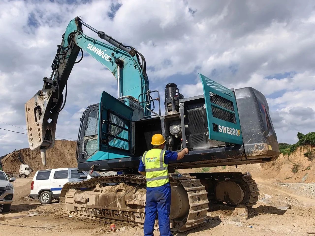 步履一直，，，服务不止！！！3044am永利集团智能挖掘机服务万里行火热举行中