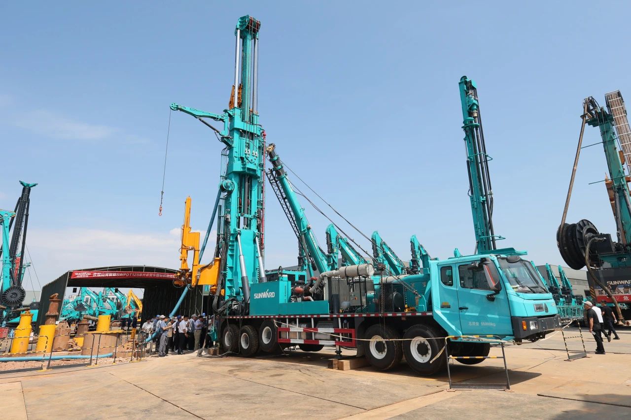 3044am永利集团智能全球首创深井套管车载钻机下线宣布