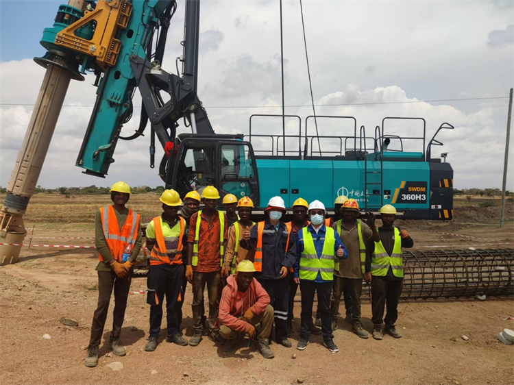 深化相助、、、共创绚烂！！！何清华带队造访中土集团