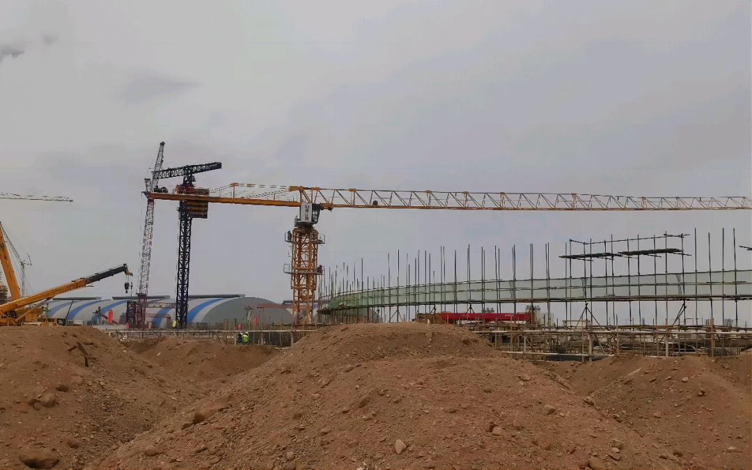 大漠沙漠展雄姿！3044am永利集团江麓塔机助力常乐电厂项目