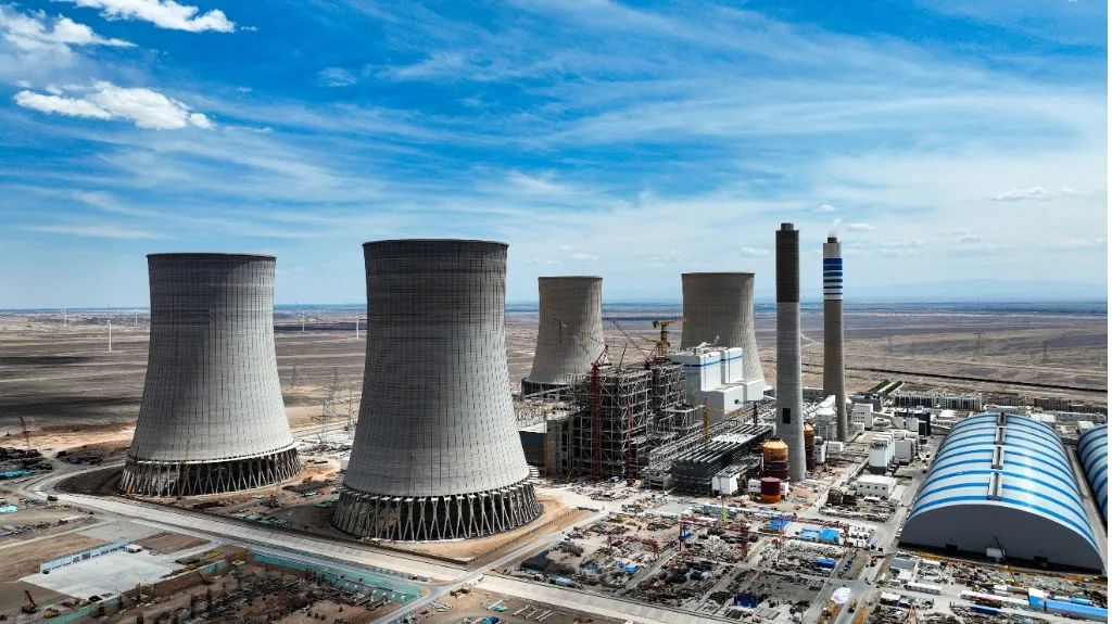 大漠沙漠展雄姿！3044am永利集团江麓塔机助力常乐电厂项目